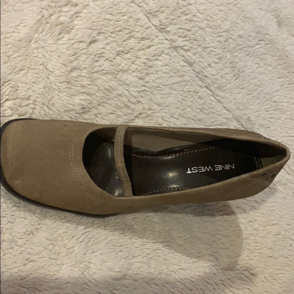 NINE WEST tan suede pumps - Picture 3 of 4